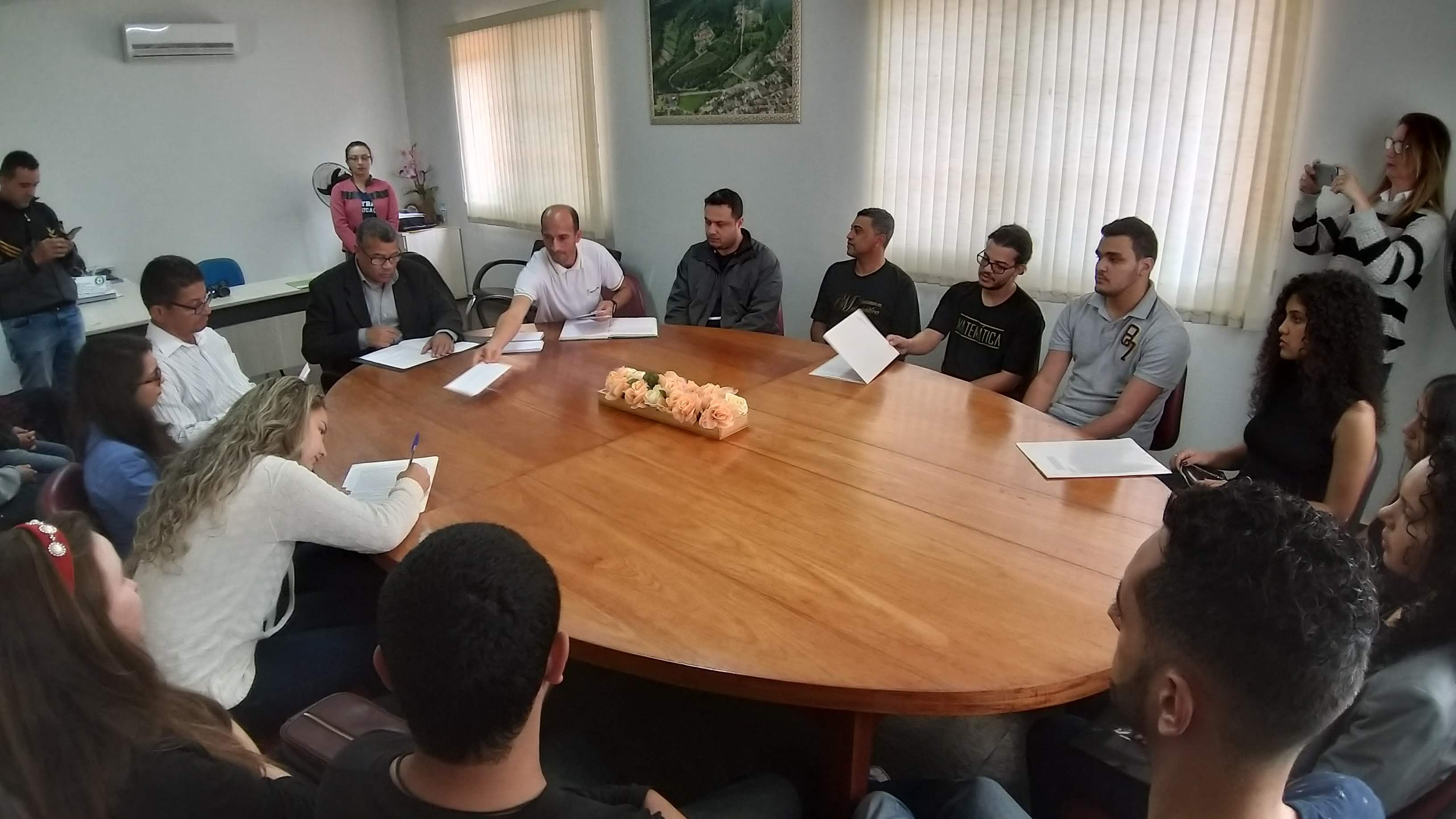 Formandos recebem outorga de grau em cerimônia extraordinária