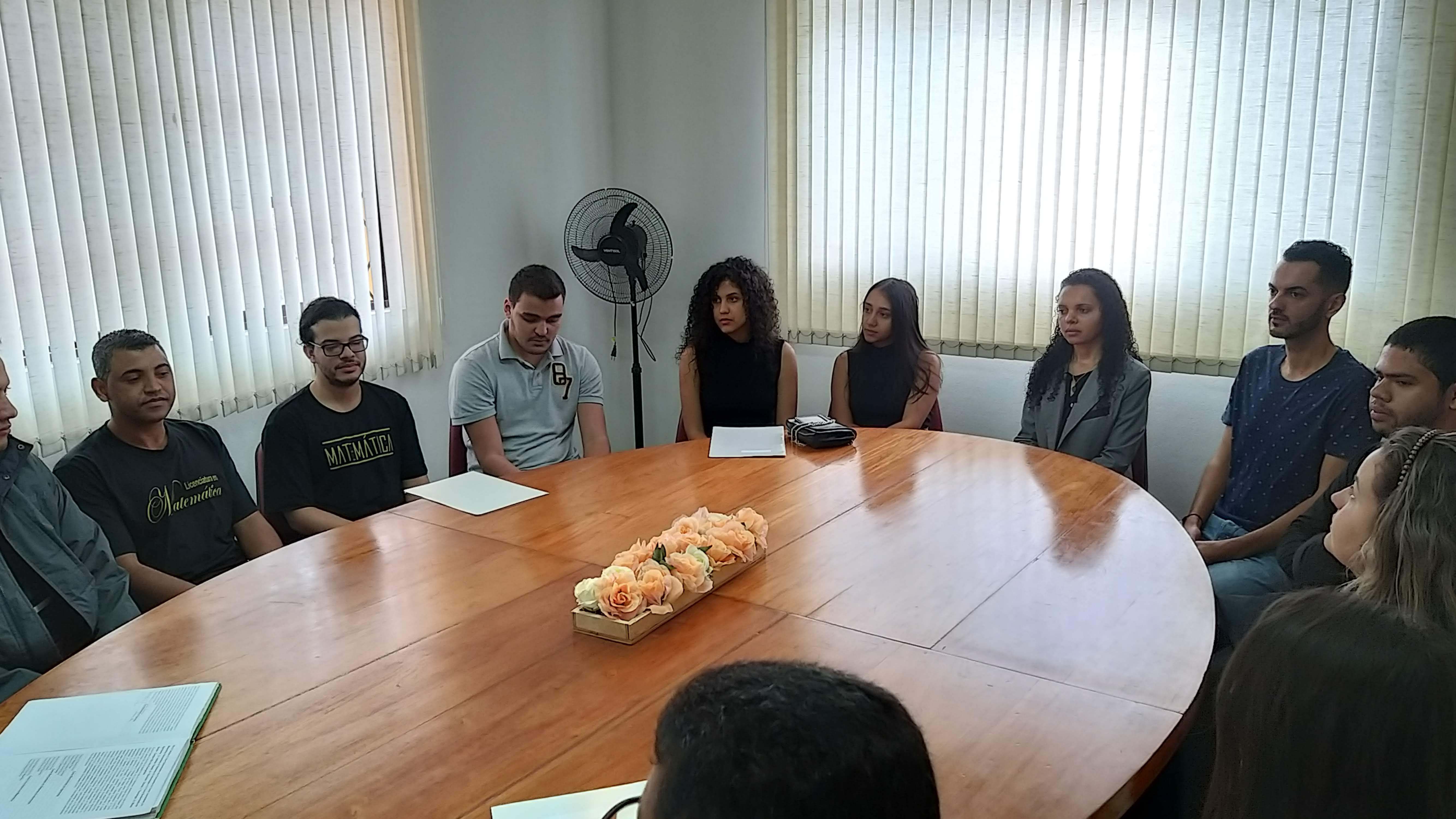 Formandos recebem outorga de grau em cerimônia extraordinária