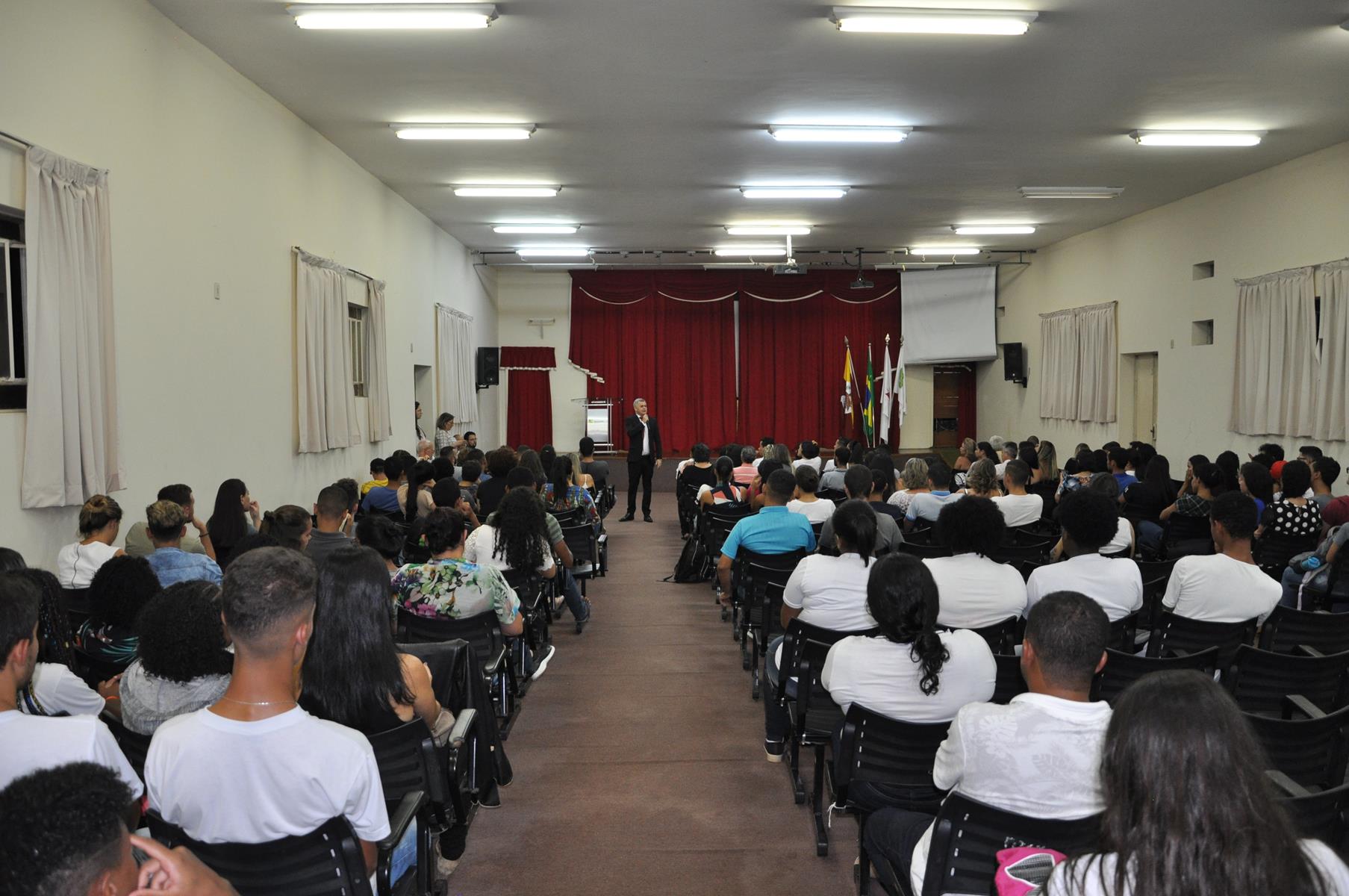 Coordenador do Curso de Bacharelado em Administração apresenta o curso aos participantes da aula inaugural