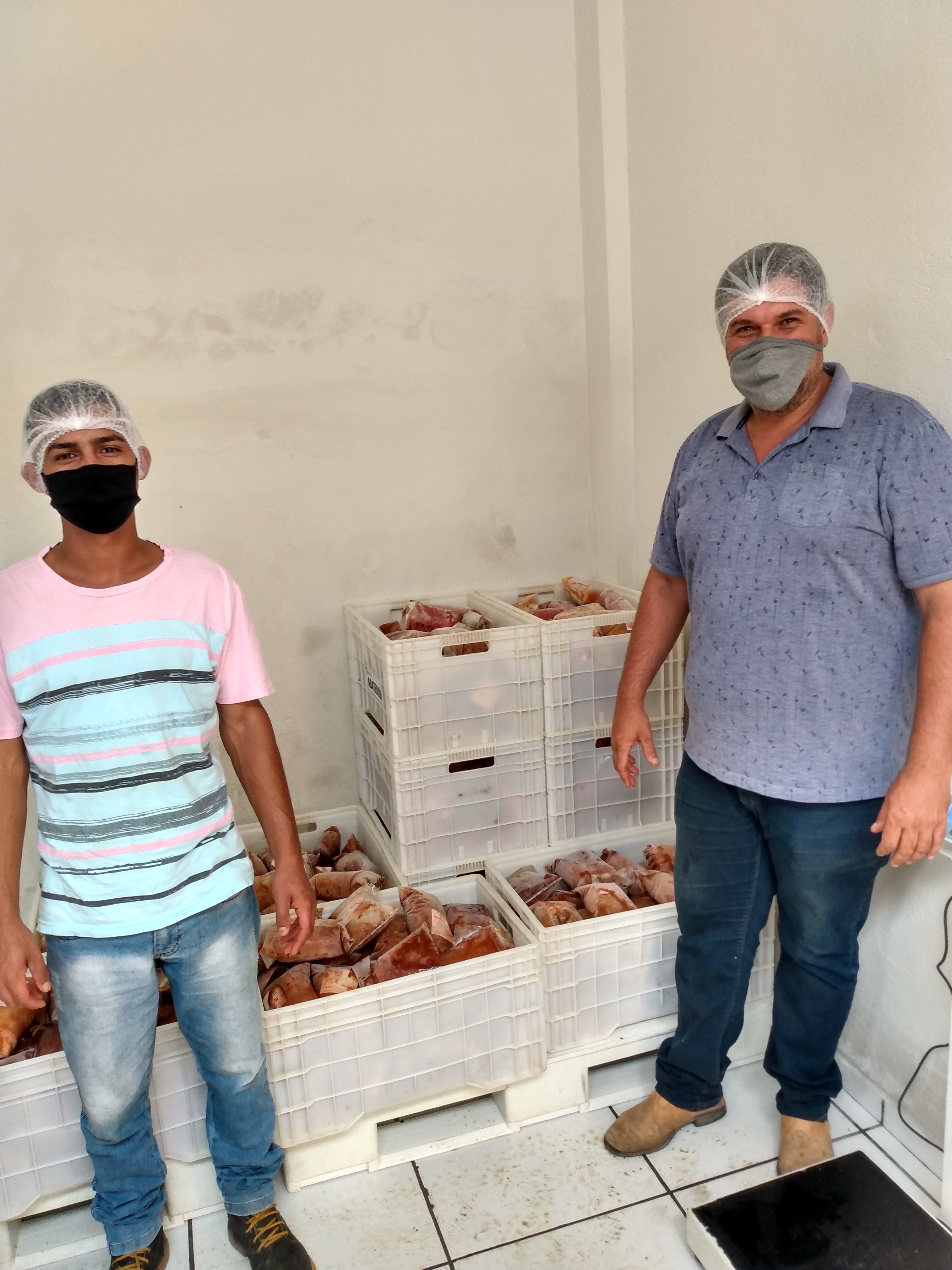 Produtor rural  familiar entrega alimentos subsidiados pelo PNAE