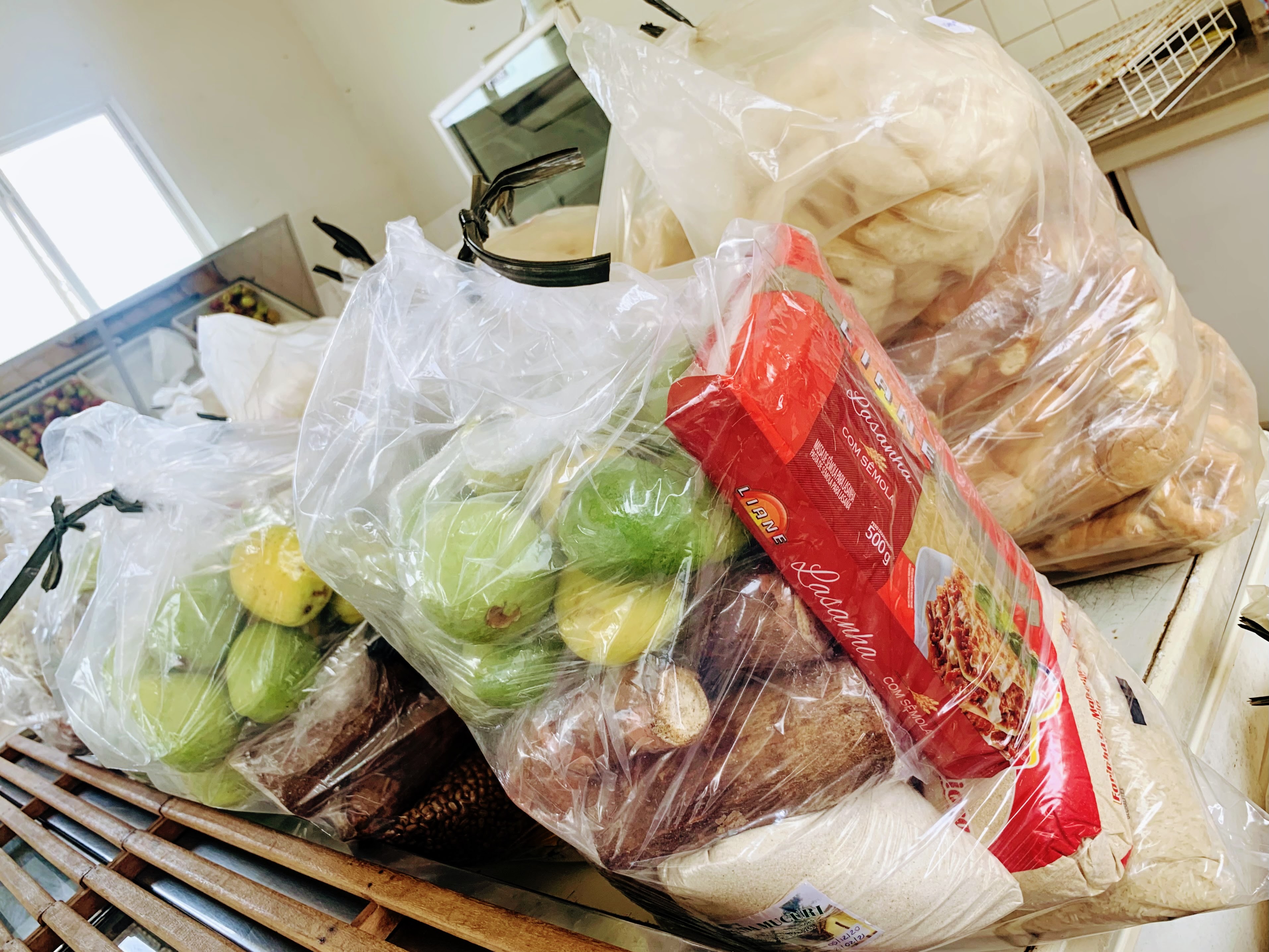 Kits de alimentos entregues aos estudantes dos cursos técnicos