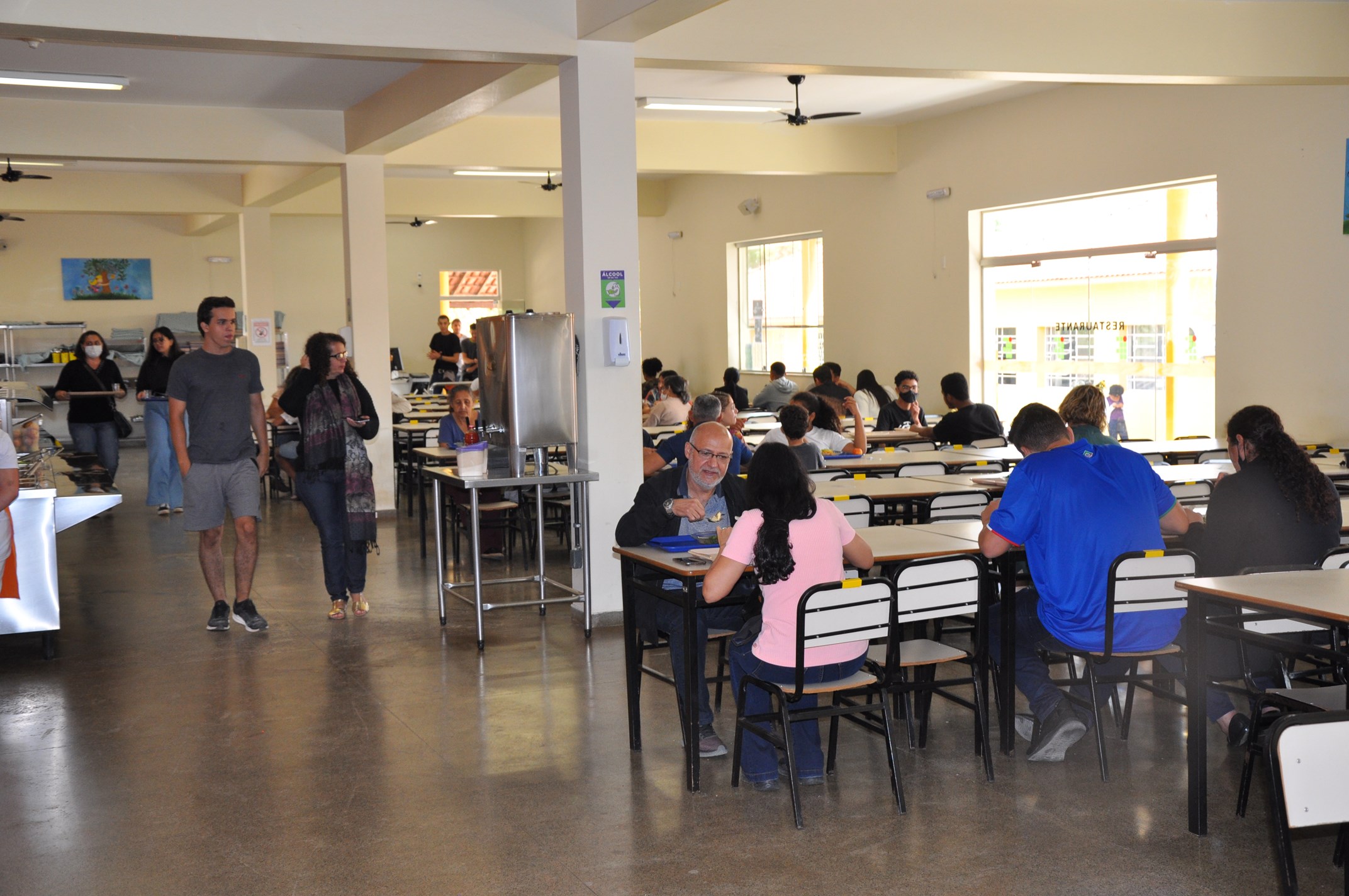 I EPM - Pais, responsáveis e alunos almoçando na Unidade de Alimentação e Nutrição do campus